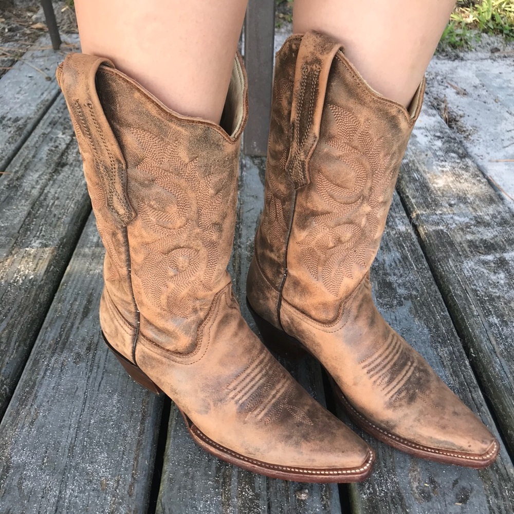 Corral distressed cowgirl boots 6.5